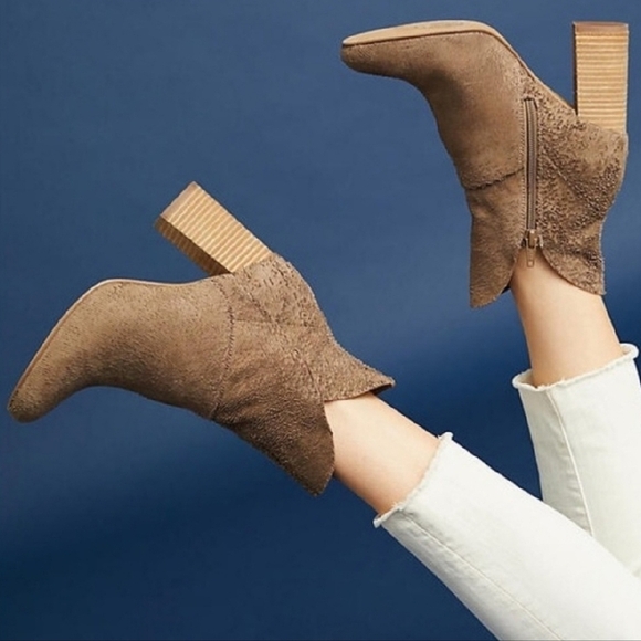 Modern Chic Seychelles Textured Suede Booties - Picture 5 of 5